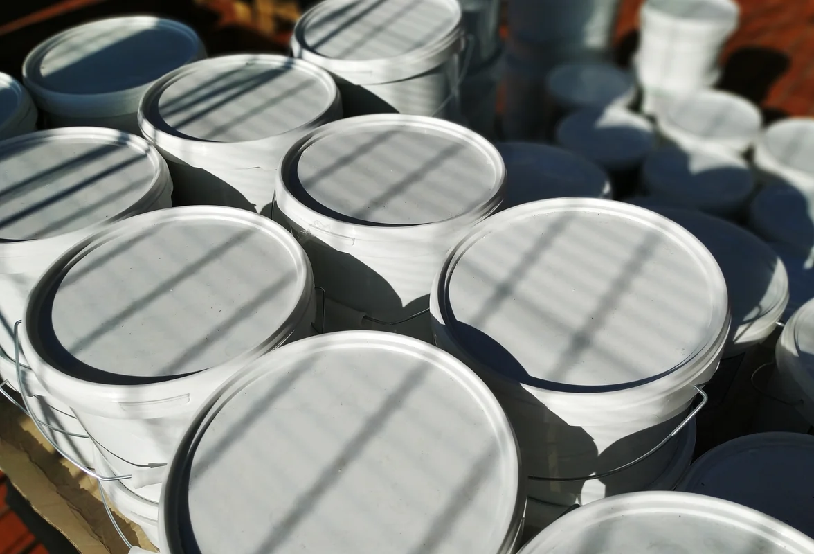 fotografia completa de los contenedores - Fábrica de Envases Plásticos Secchio