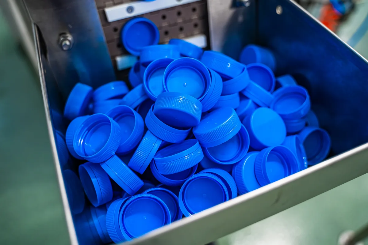 Produccion de embotellado vasos de plastico para botellas equipo en la planta de productos lacteos - Secchio Envases México