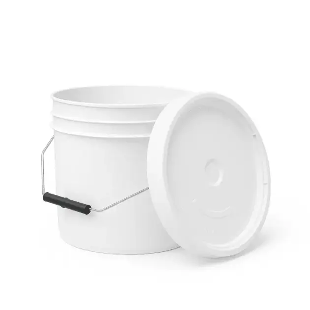 Cubeta de 4 litros de plástico blanco con tapa lisa y asa resistente marca Secchio Envases