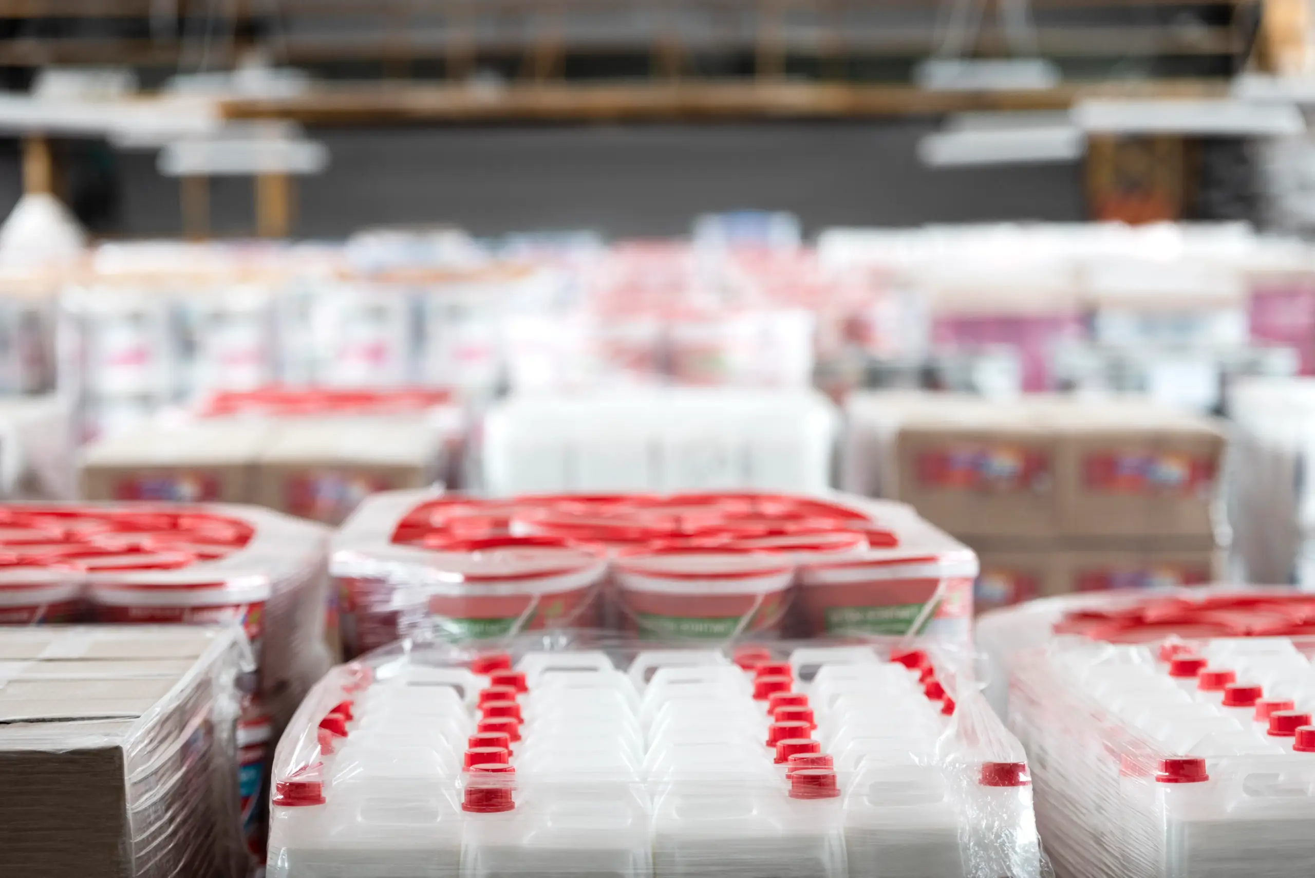 Proveedores de envases plásticos Secchio en CDMX y Estado de México, cubetas y garrafas listas para distribución en almacén