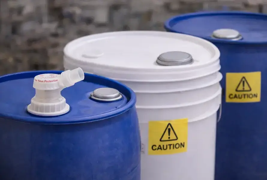 Bidones de plástico industriales HDPE para almacenamiento seguro de líquidos a granel en entorno industrial.