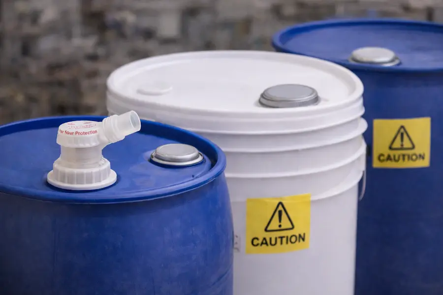 Bidones de plástico industriales HDPE para almacenamiento seguro de líquidos a granel en entorno industrial.