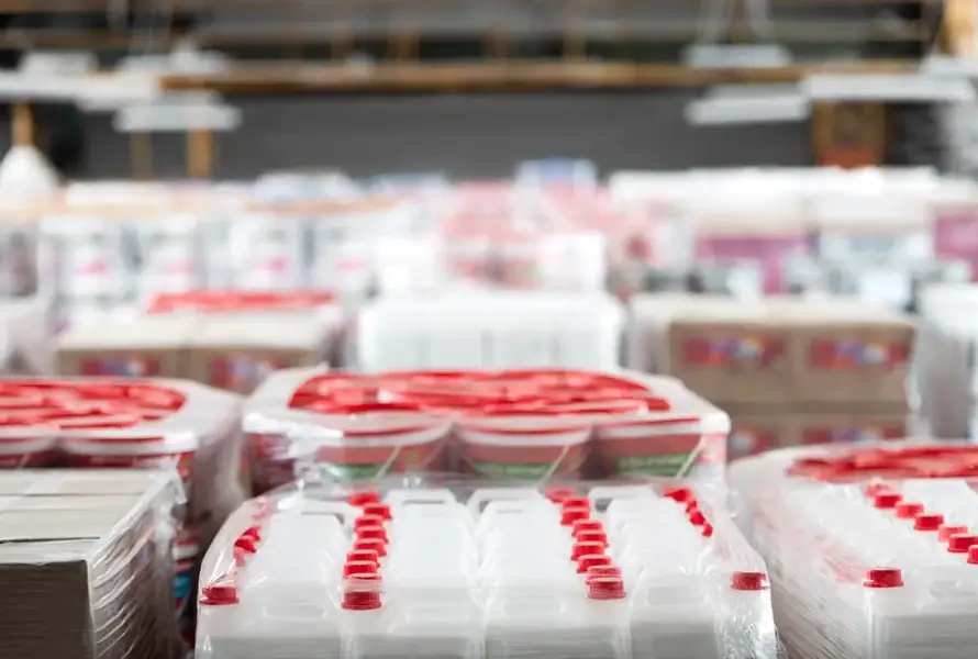 Lotes de cubetas de plástico con tapa en el piso de producción de una fábrica de envases en México
