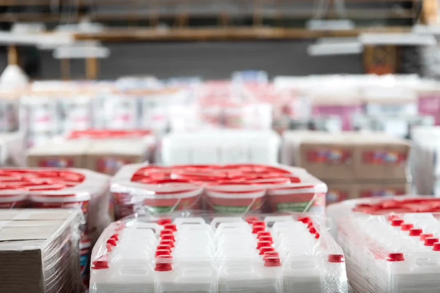 Lotes de cubetas de plástico con tapa en el piso de producción de una fábrica de envases en México