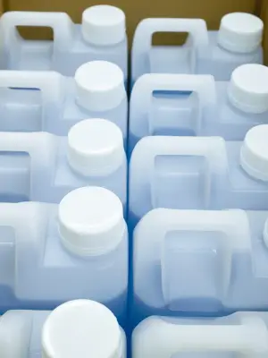 desinfectante-de-manos-envase-caja-entrega-autoaislamiento-covid-19-brote-de-enfermedad-contagiosa